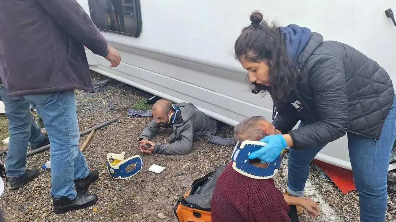 Kumluca’dan Antalya’ya Giden Midibüs Devrildi! 1’i Ağır 6 Yaralı 4